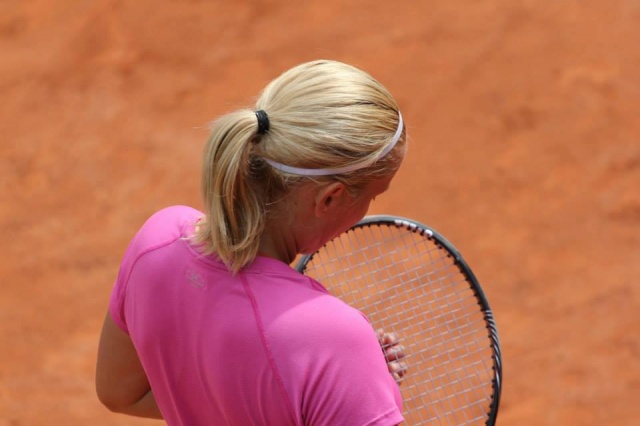 Anja Prislan blesti v Franciji, Preko kvalifikacij je kot srečna poraženka že v četrtfinalu.