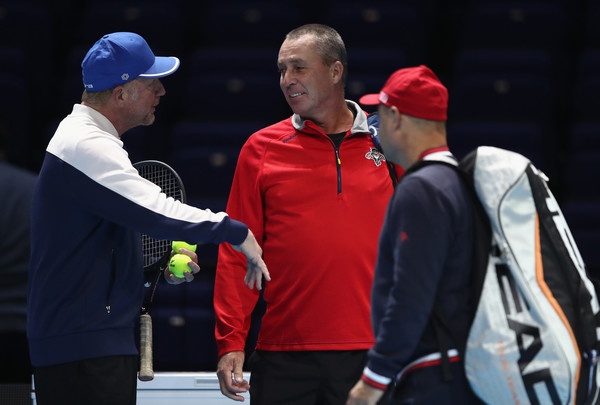 Trenerja Novaka Đokovića, Boris Becker in Marian Vajda, v pogovoru z Ivanom Lendlom, ki skrbi za Andyja Murrayja.