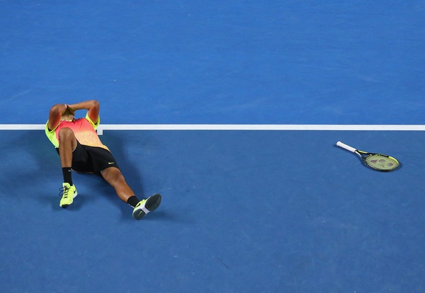 Nick Kyrgios je po dramatičnem obračunu s Seppijem prišel v četrtfinale Happy Slama. Zadnji domačin med osmimi najboljšimi je bil Hewitt leta 2005