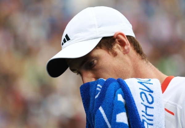 Andy Murray je znova razočaral. Pred domačimi gledalci na turnirju v Queensu ga je že v 2. krogu izločil N.Mahut