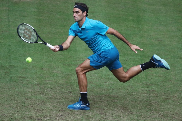 Roger Federer je hladnokrvno opravil z Aljažem Bedenetom v Halleju