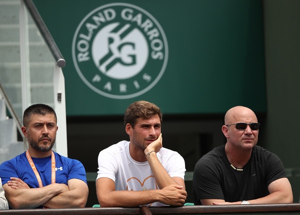 Agassi v loži Novaka Đokovića na letošnjem OP Francije. Nekdanjemu prvemu igralcu sveta naj bi pomagal tudi v Wimbledonu.