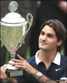 Roger Federer bo naslednji teden v Wimbledonu poskušal še šestič dvigniti pokal