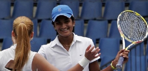 Dalila po koncu finalnega doboja v Indiji, kjer je igrala v finalu z Indijko Venkatesha