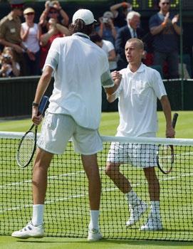 Senzacija wimbledonskega turnirja 2003-Karlović je v prvem krogu izločil branilca naslova Leytona Hewitta
