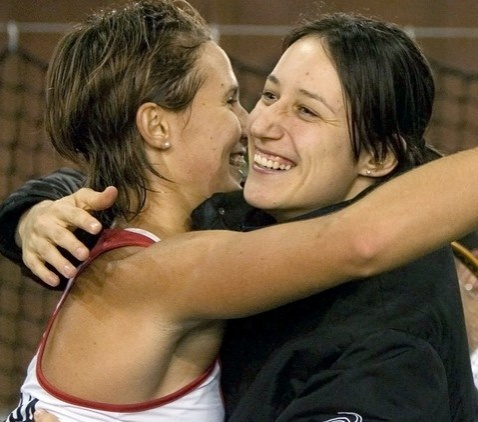 Katarina Srebotnik se veseli s Polono Hercog v pokalu Fed