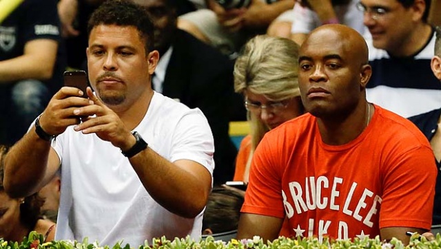 Ronaldo (levo) in Anderson Silva sta gledala Rafaela Nadala v Sao Paulu