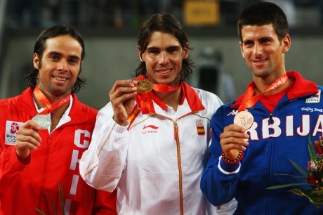 Zadnji trije dobitniki odličij iz Pekinga. Fernando Gonzalez (levo) je že končal profesionalno kariero, Rafael Nadal bo manjkal zaradi poškodbe, bronasti Novak pa bo poskušal nadgraditi uspeh