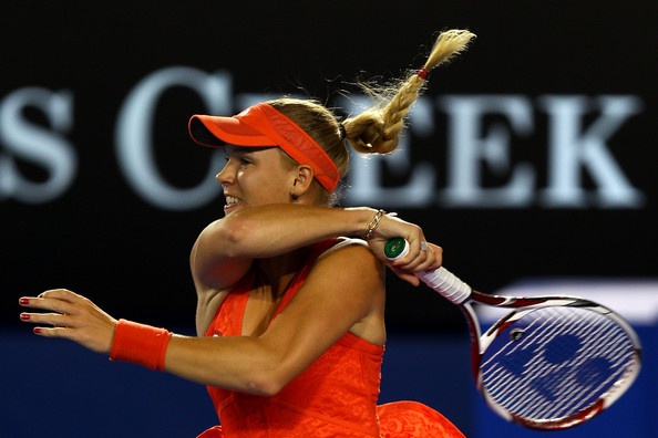 Caroline Wozniacki je v 1. nizu Jeleni Janković zavezala kravato