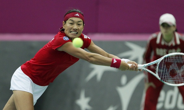 Japonka Kimiko Date-Krumm pri 42.letih igra kot mladenka. V 1. krogu Indian Wellsa je izločila 14 let mlajšo Voskobojevo