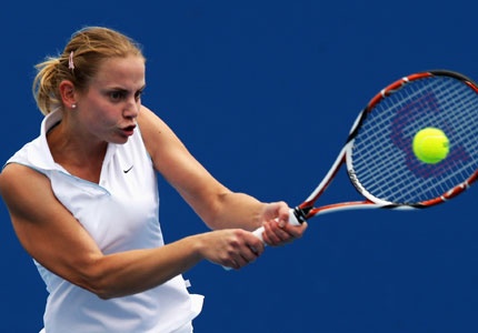 Jelena Dokič ponovno samozavestno udarja po žogici