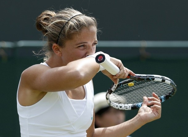 Sara Errani je poskrbela za navdušujočo igro na Roland Garrosu, ko je prvič v karieri igrala v finalu turnirjev za grand slam, Wimbledon in vseto travo pa zapušča po 3. krogu in dejstvom,  da je prva tenisačica v zgodovini grand slamov, ki ji v nizu ni uspelo dobiti niti ene točke