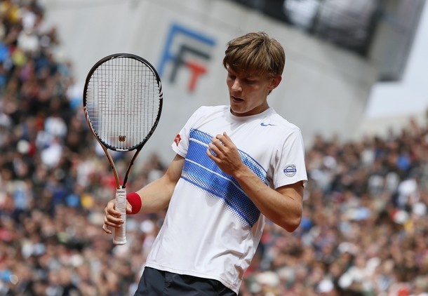 Belgijec David Goffin je leta 2010 igral finale OP Ljubljane z Blažem Kavčičem. V 4. krogu grand slama v Parizu se je pomeril s svojim vzornikom Rogerjem Federerjem, katrega slika pa je krasila tudi steno sobe Belgijca. Po dvoboju sta se s spikerjem zapletla v zanimiv pogovor v francoščini