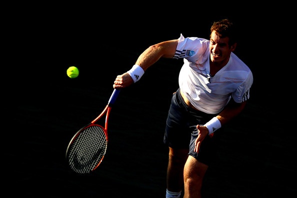 1. nosilec Tokia in zadnji zmagovalec turnirjev za veliki slam v New Yorku Andy Murray, je v četrtfinalu po treh nizih ugnal Stanislasa Wawrinko