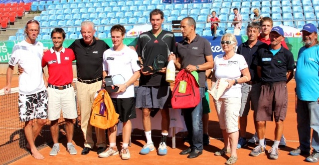 Zmagovalec Porečeja Janez Semrajc v družbi finalista Ofnerja in organizatorjev