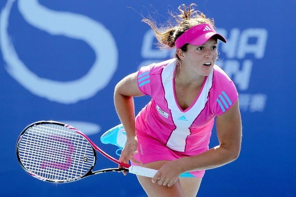 Laura Robson je v kvalifikacijah izločila Martićevo in Czinkovo, v 1. krogu pa jo je ustavila Polona Hercog