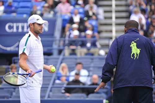 Andy Roddick ni bil zadovoljen, ker so ga poslali na vlažen teren