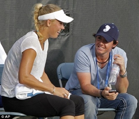 Caroline Wozniacki hodi z golfistom in zmagovalcem OP ZDA Roryem McIlroyem