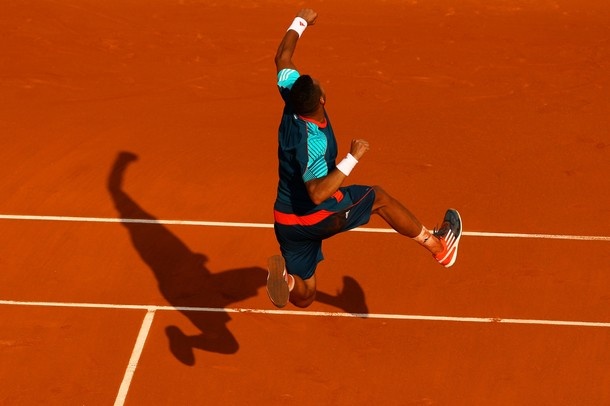 Jo-Wilfried Tsonga se je v prvem nizu očitno ogreval, nato pa zabeležil tri naslednje v svojo korist