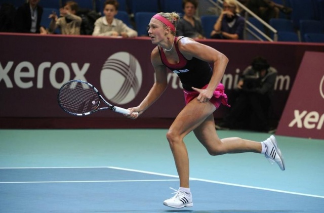 Yanina Wickmayer se je preko Pavljučenkove prebila v 2. krog dvoranskega turnirja v Parizu