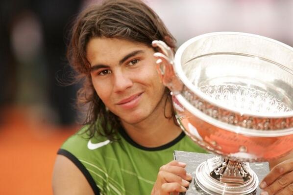 Osem let nazaj je takrat še najstnik iz Majorke  prvič osvojil pokal mušketirjev. Danes jih ima v roki OSEM, res izjemna bera kralja peska Rafaela Nadala