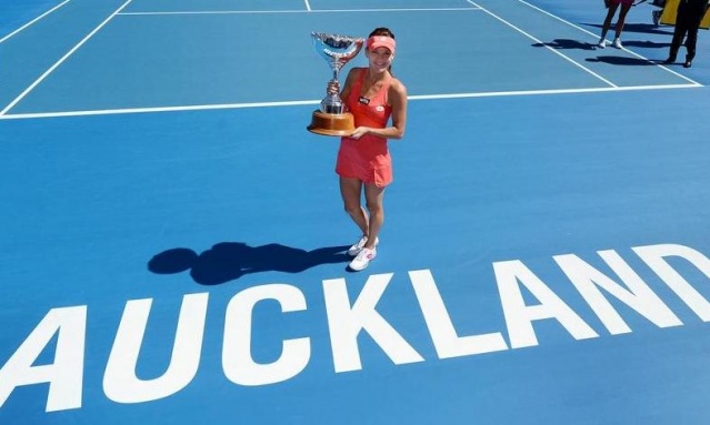Prvopostavljena Agnieszka Radwanska ni izgubila niza na WTA turnirju v Aucklandu ter se zasluženo veseli naslova