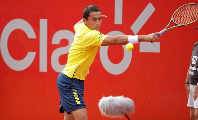 Nicolas Almagro brani naslov v Buenos Airesu, a v finalu bo igral proti Ferrerju, s katerim ima razmerje 0-8