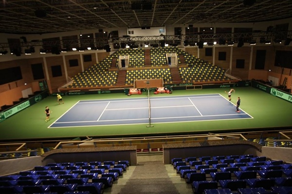 Teniška dvorana v Aradu, ki bo gostila dvoboj 1. kroga v 1. evroafriški skupini pokala Davis med Romunijo in Slovenijo