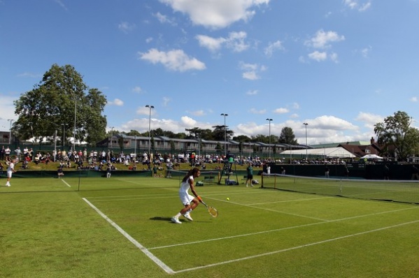Kvalifikacije Wimbledona se igrajo v Roethamptonu, ki je nedaleč stran. Slika je iz prvega dvoboja Grega Žemlje, ko je izločil Nemca Dustina Browna (Žemlja je na drugi strani igrišča)