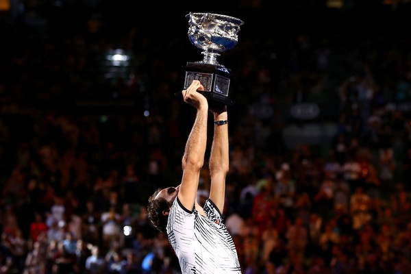 Švicar Roger Federer je od leta 2010 in zmagi na OP Avstralije do danes osvojil le še Wimbledon 2012. Pri 35-letih igra tenis kot v najboljših časih. Legenda je nazaj.