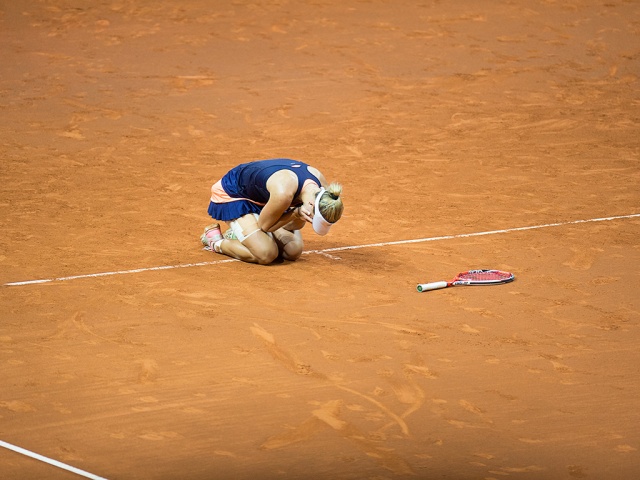Angelique Kerber letos na pesku ne pozna poraza. Osvojila je Charleston (zeleni pesek) in Stuttgart, kar znese 10 zmag, eno je vpisala v pokalu Fed