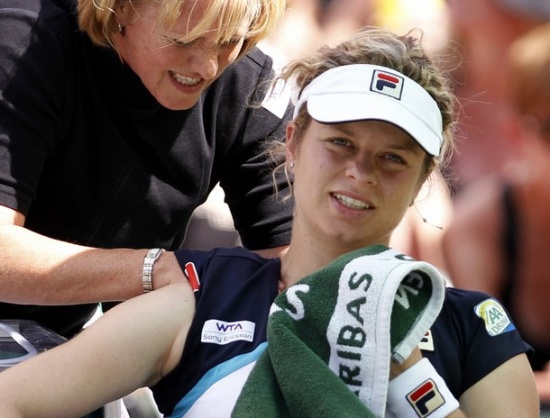 Kim Clijsters je dobila 1. niz, potem pa v drugem predala srečanje Bartolijevi zaradi poškodbe ramena