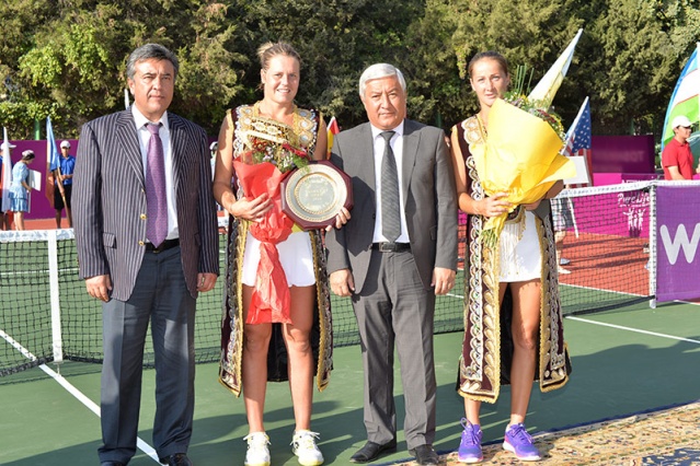 Italijanka Karin Knapp se veseli prve trofeje v karieri. Zmagala je na WTA turnirju v Taškentu.