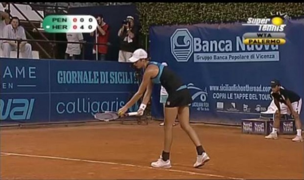 Polona Hercog je polfinale odprla s 5-0, njena uvrstitev veliki finale pa ni bila ogrožena niti za trenutek