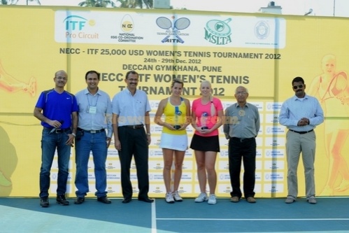 Tadeja Majerič (v roza oblačilu) je v Indiji dobila turnir dvojic, med posameznicami pa je najmanj v finalu