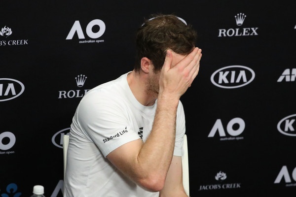 Najboljši teniški igralec sveta Andy Murray se je na koncu na novinarski konferenci zasluženo prijel za glavo. Na OP Avstralije je prišel kot prvi favorit, kot petkratni finalist s ciljem, da končno dvigne lovoriko, pa je senzacionalno spakiral kovčke po 4. krogu.