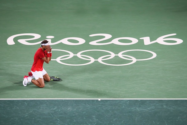 Rafael Nadal je osvojil drugo zlato medaljo na olimpijskih igrah. Po zmagi v Pekingu 2008 med posamezniki je danes v Riu okrog vratu obesil zlato še v dvojicah