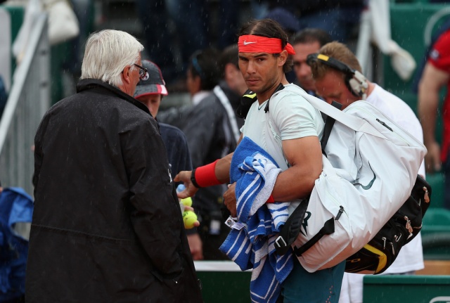 Rafa Nadal poražen zapušča igrišče v Monte Carlu. To se mu ni zgodilo vse od leta 2005. Tu je slavil osemkrat zapored, to ni uspelo nobenemu tenisaču ali tenisačici na ATP ali WTA turneji