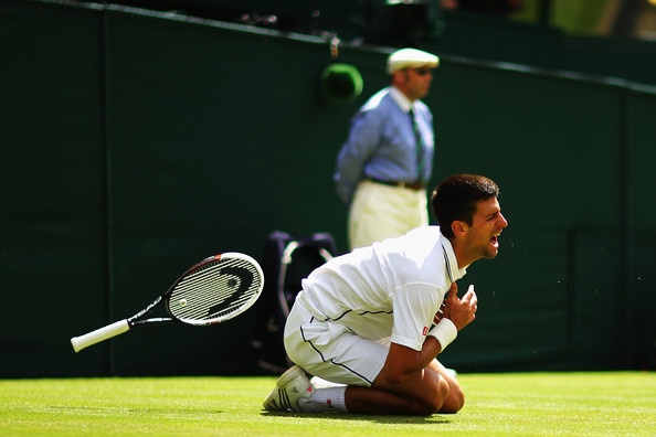 Prvak Wimbledona 2011 in lanskoletni finalist Novak Djokovič je grdo padel, a po pregledu pri zdravniku naj bi bil srbski teniški as pripravljen na zaključne boje na sveti travi