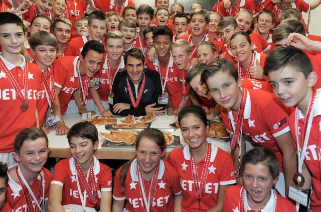 Roger Federer je sedaj že tradicionalno počastil vse pobiralce žogic s pizzo