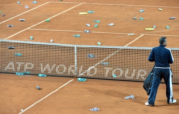 Ko so organizatorji v nedeljo zvečer sporočili, da je finale prestavljen na naslednji dan, so gledalci na igrišče zmetali plastenke ter dali vedeti, kaj si mislijo o odločitvi