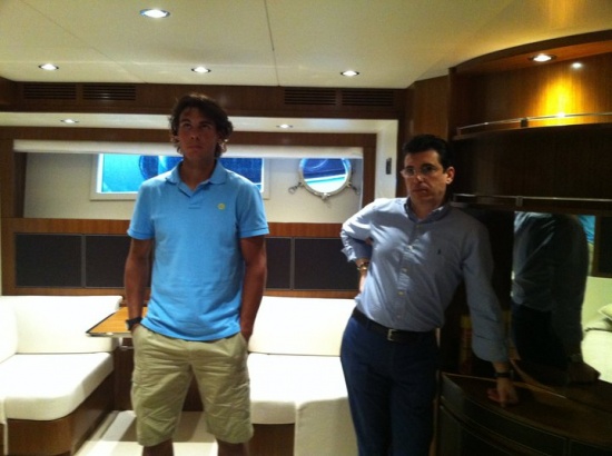 Rafa v sproščeni opravi na ogledu jahte!