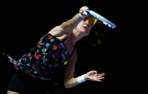 Agnieszka Radwanska je premagala Petro Kvitovo brez izgubljenega niza in je na vrhu bele skupine zaključnega turnirja sezone v Singapurju