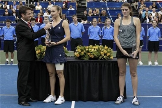 Rebecca Marino (levo) je prvič igrala v finalu WTA turnirja, Magdalena Rybarikova pa je v drugem kariernem prišla do drugega naslova