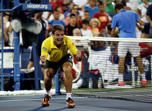 Izkušeni Tommy Robredo se ni ustrašil Federerja, ki je do ponedeljka dobil vseh deset dvobojev  od leta 2002 do 2011.