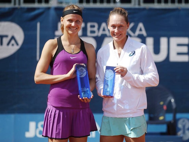 Finalistki letošnjega WTA turnirja v Pragi. Levo zmagovalka Lucie Šafarova, desno Samantha Stosur