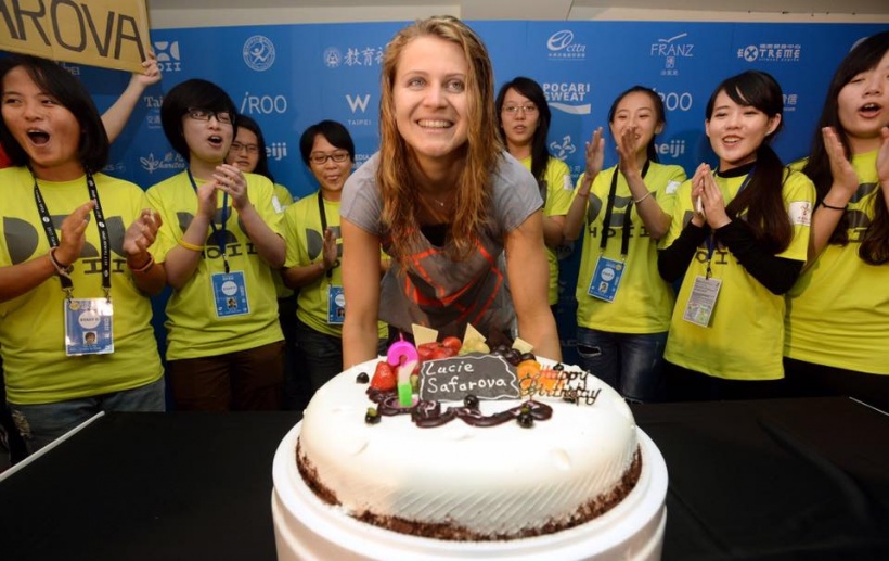 Lucie Šafarova je danes praznovala rojstni dan in organizatorji turnirja na Tajvanu so jo presenetili s torto. Čehinja pa praznika ni uspela začiniti s polfinalno zmago, izgubila je proti Kitajki Šuaj Peng