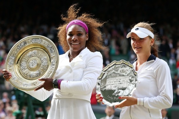 Serena Williams s petim zlatim krožnikom potem, ko je v finalu Wimbledona 2012 premagala Agnieszko Radwansko