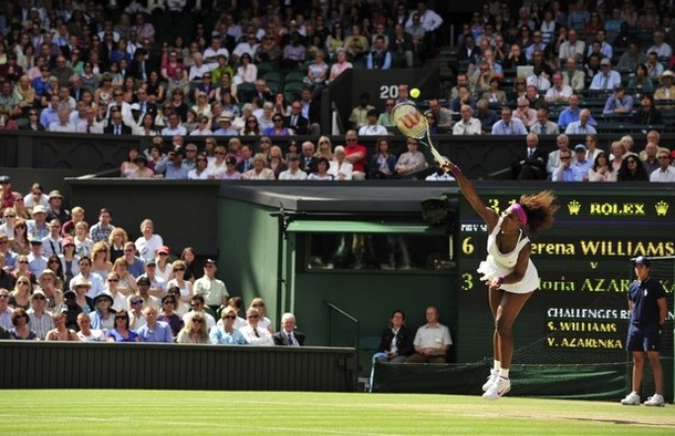 Serena je v dveh nizih zadela kar 24 asov. V soboto bo naskakovala 5. lovoriko na Wimbledonu. Le kdo bi si mislil, da se bo Američanka vrnila v tako sijajni luči potem, ko je na Roland Garrosu prvič v karieri izpadla v 1. krogu grand slamov (48 nastopov)