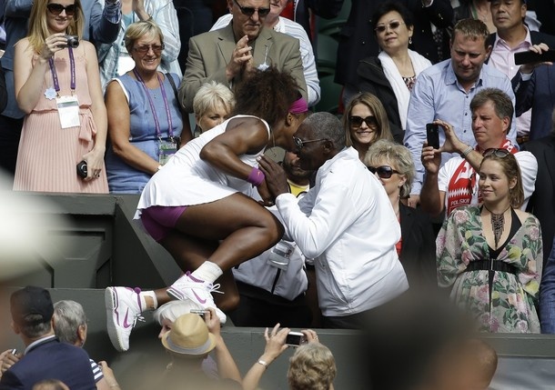 Serena je takoj po zmagi pohitela k očetu...